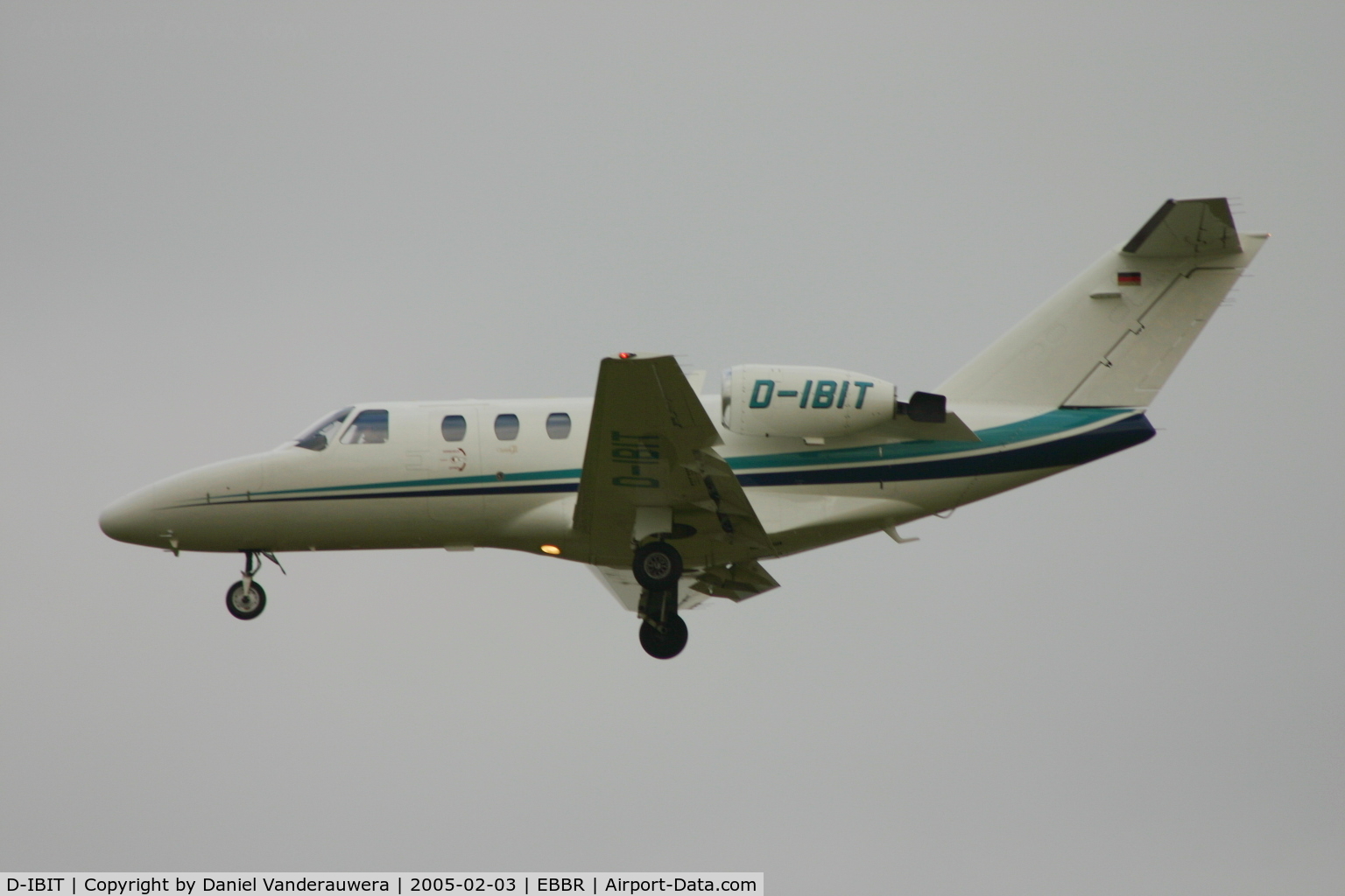 D-IBIT, 2000 Cessna 525 CitationJet CJ1 C/N 525-0393, descending to rwy 25L