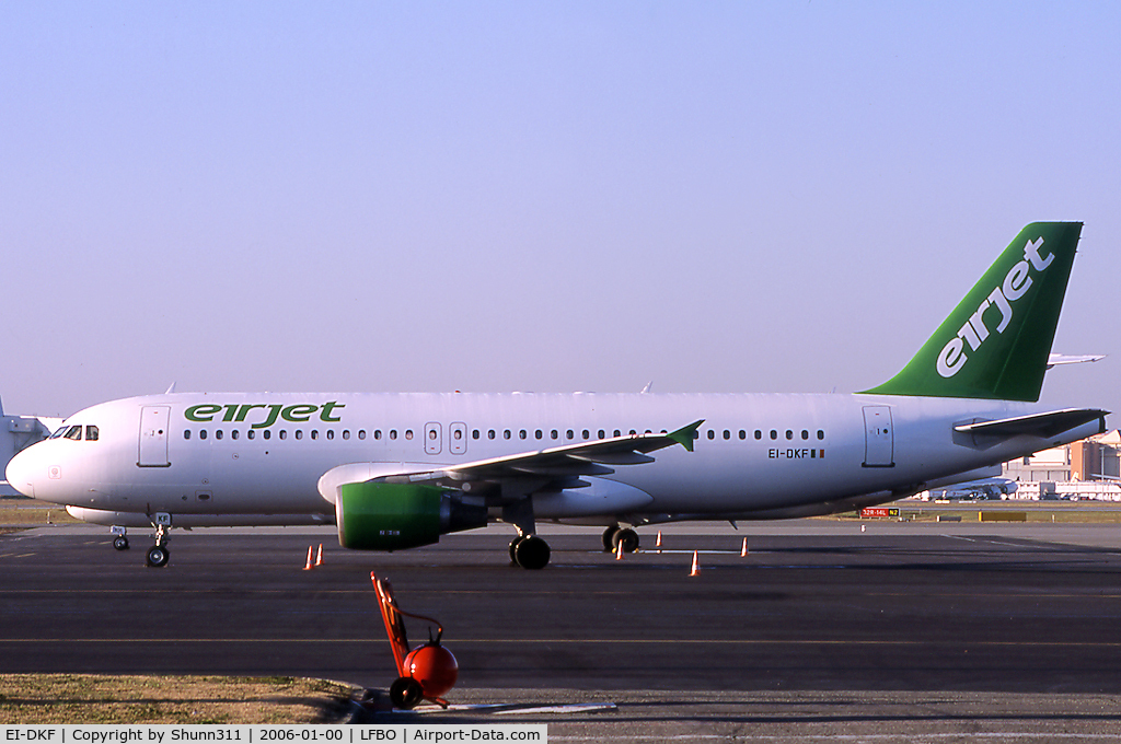 EI-DKF, 2000 Airbus A320-214 C/N 1213, Parked at the old terminal... On history now