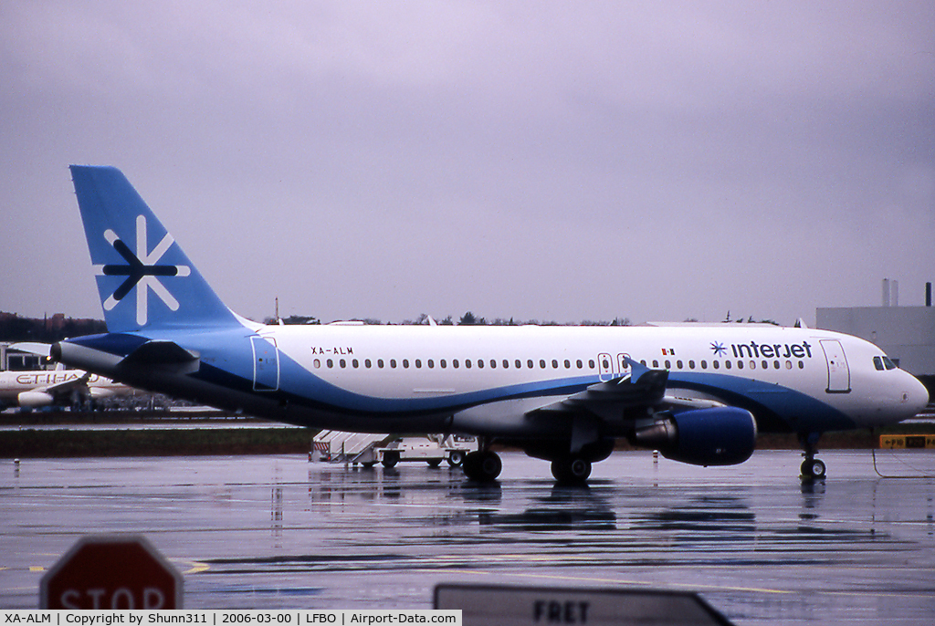 XA-ALM, 2000 Airbus A320-214 C/N 1308, Parked at the old terminal before delivery