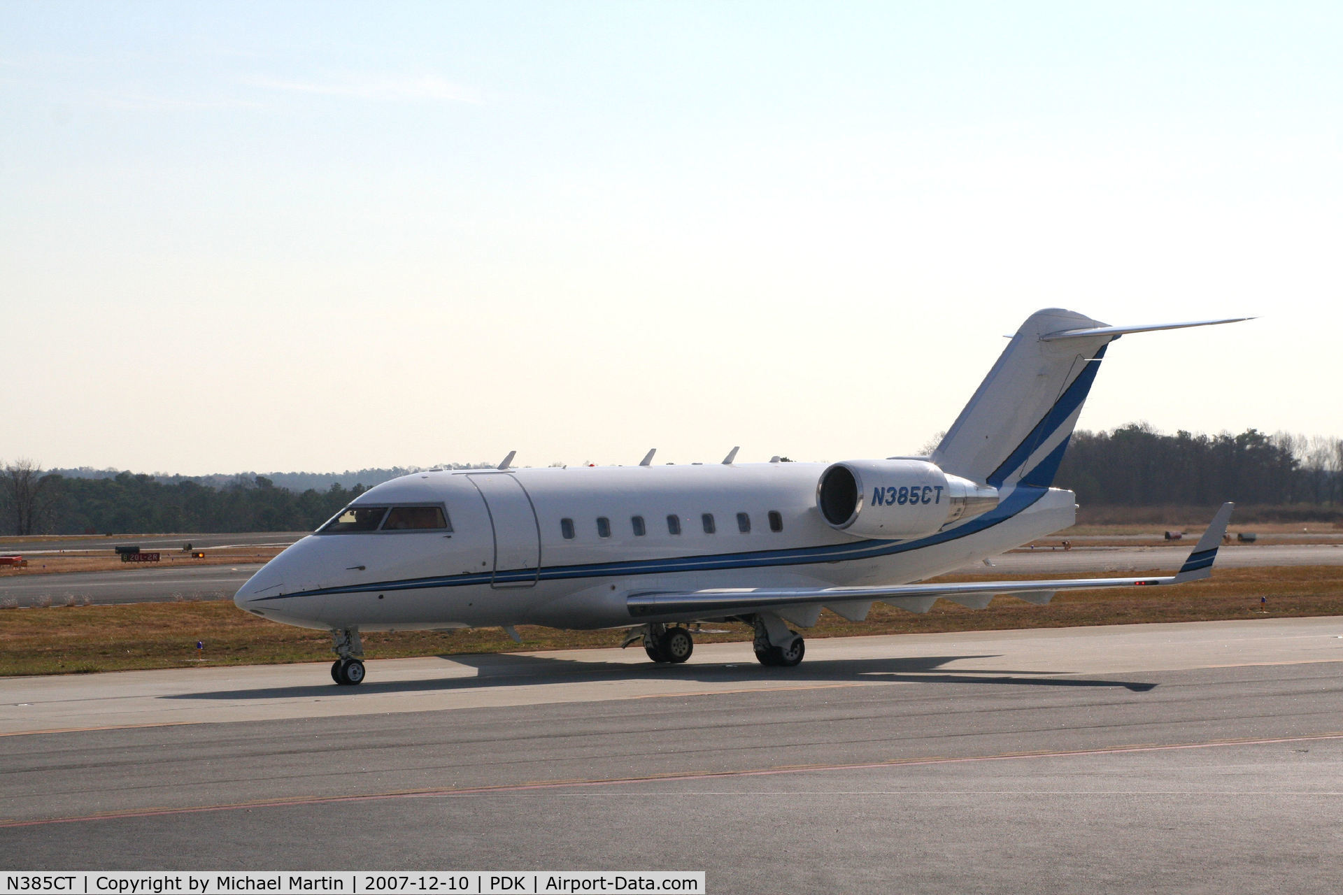 N385CT, 2004 Bombardier Challenger 604 (CL-600-2B16) C/N 5592, Taxing to Signature Flight Services