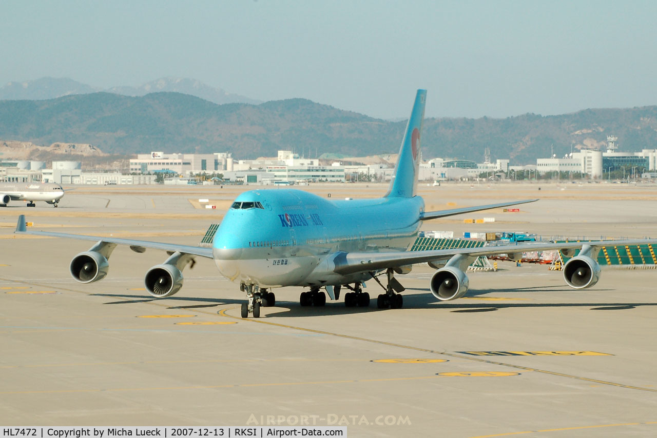 HL7472, 1996 Boeing 747-4B5 C/N 26403, Taxiing to the gate