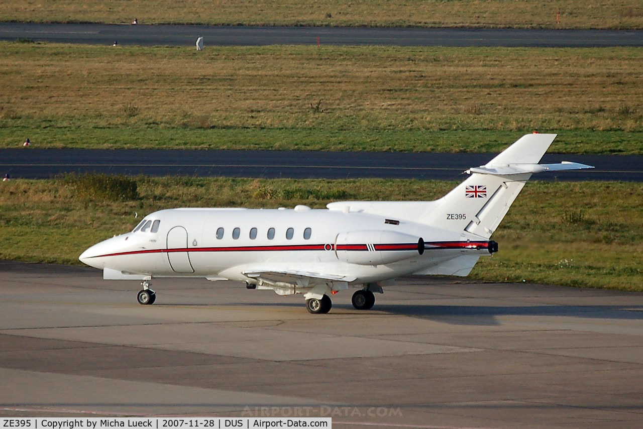 ZE395, British Aerospace BAe-125 CC.3 C/N 257205, Taxiing to the gate