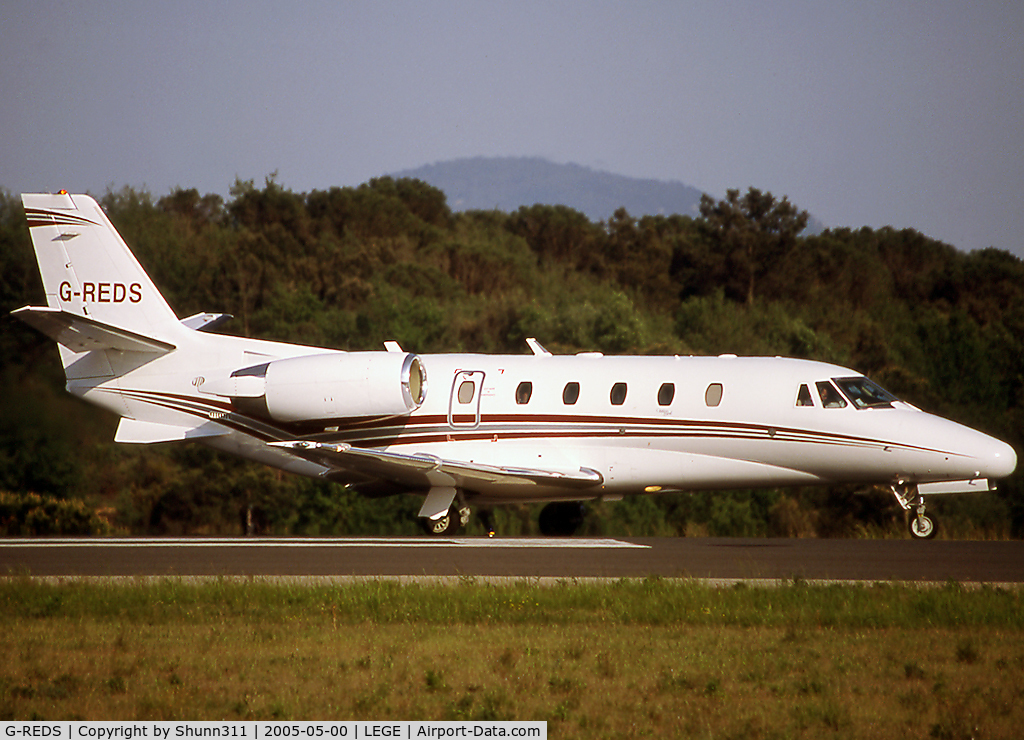 G-REDS, 2001 Cessna 560XL Citation Excel C/N 560-5167, Ready to take off rwy 20