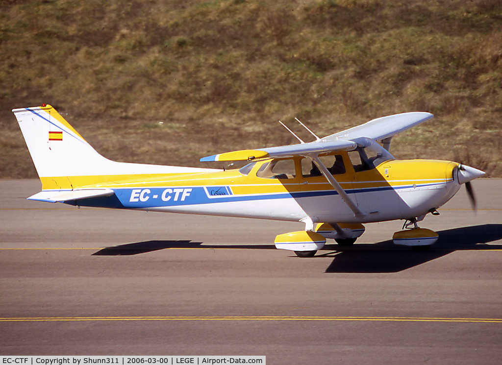 EC-CTF, Reims FR172J Reims Rocket C/N 0448, Taxiing holding point rwy 20