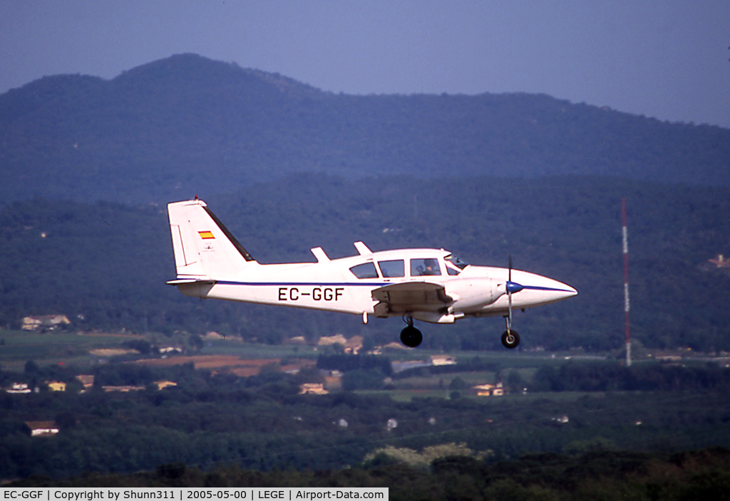 EC-GGF, 1972 Piper PA-23-250 Aztec E C/N 27-4810, Landing rwy 20