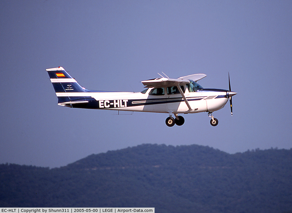 EC-HLT, Cessna 172N C/N 17267862, Landing rwy 20