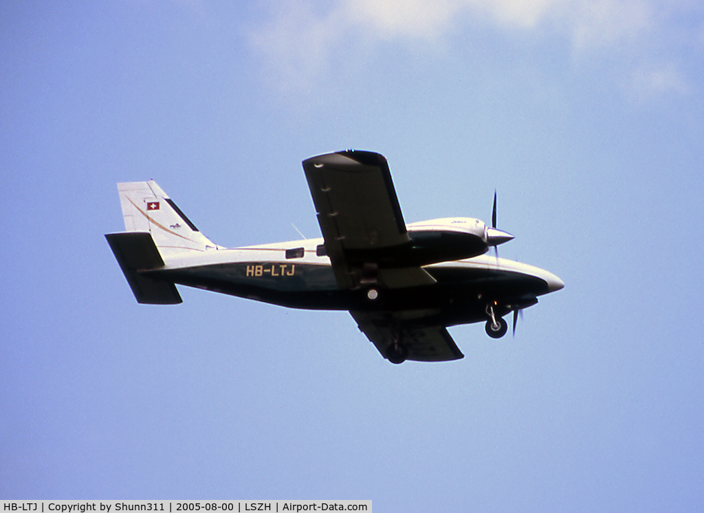 HB-LTJ, 2001 Piper PA-34-220T Seneca V C/N 3449226, Landing rwy 14