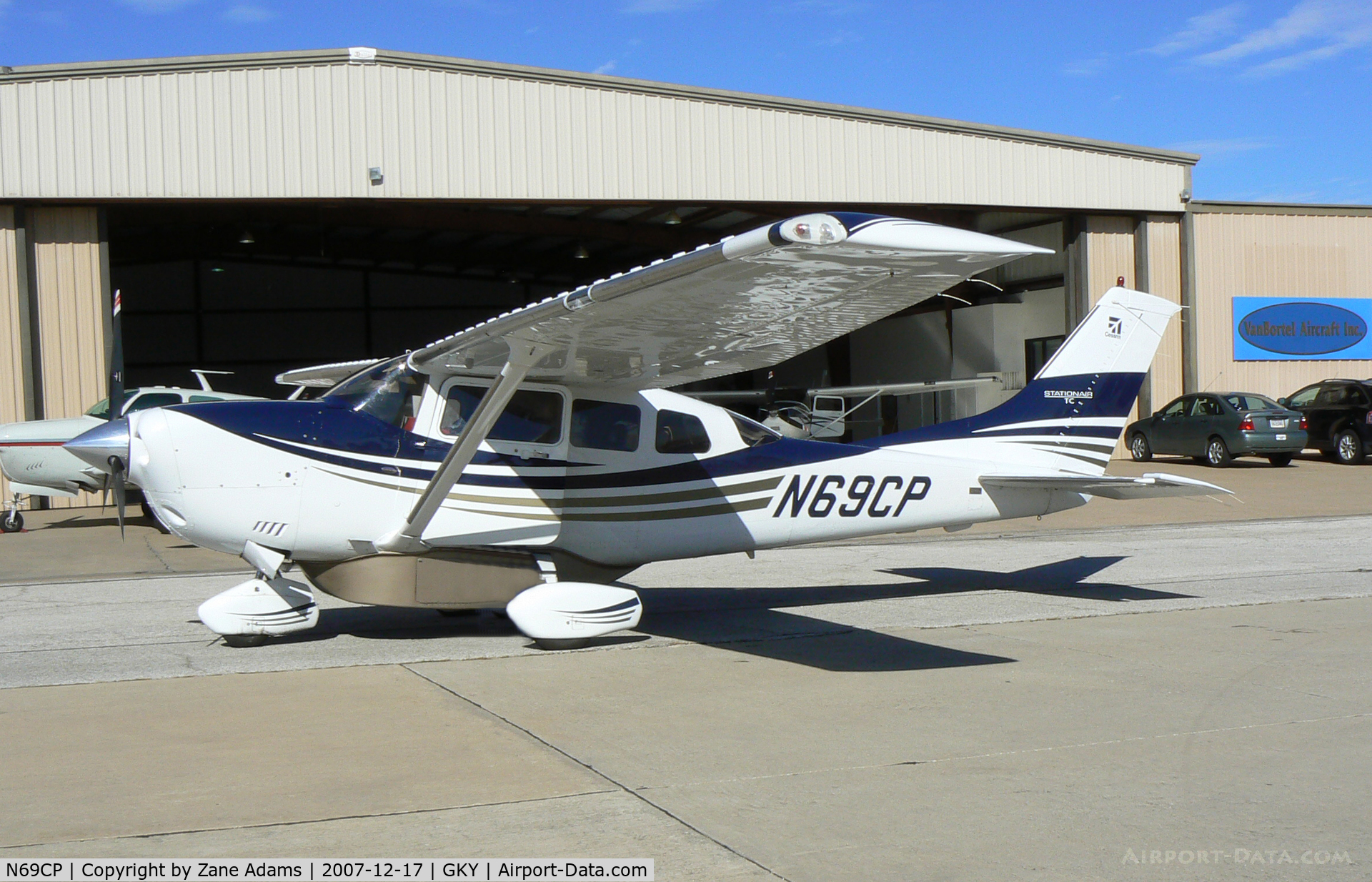 N69CP, 2005 Cessna T206H Turbo Stationair C/N T20608564, At Arlington - notice cargo pod. Pilot tells me it will hold up to 300 lbs - Great for bulky items you don't want in the cabin.