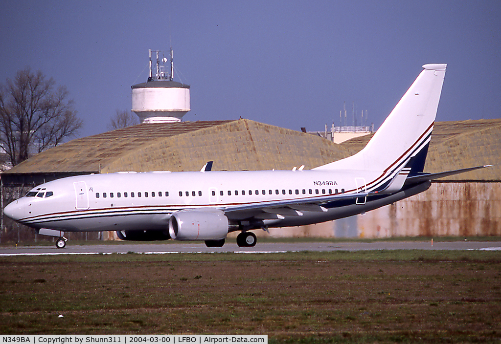 N349BA, 2000 Boeing 737-73Q C/N 30789, Line up rwy 32R for departure