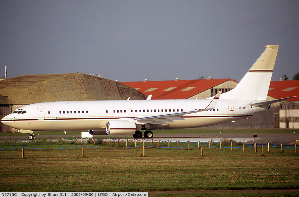N371BC, 2001 Boeing 737-8EF/W BBJ C/N 32971, Line up rwy 32R for departure