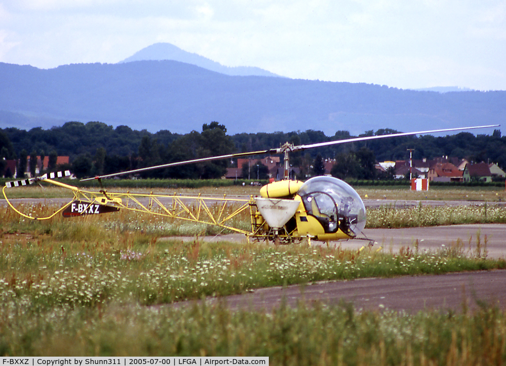 F-BXXZ, Bell 47G-2 C/N 1636, Parked at the airfield