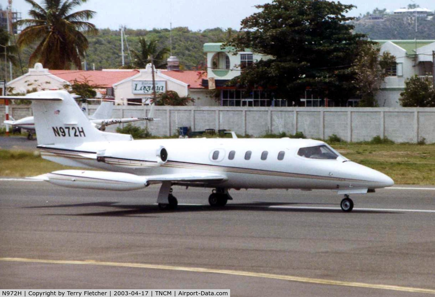 N972H, 1976 Learjet 24D C/N 322, N972H was a Learjet 25 c/n 370 seen here at St.Maarten in 1993 . Subsequently became N888DV