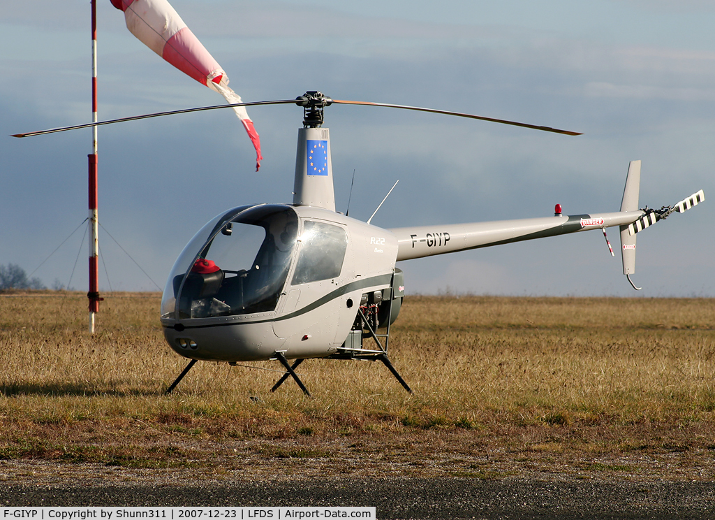 F-GIYP, Robinson R22 Beta C/N 1399, Parked at the airfield