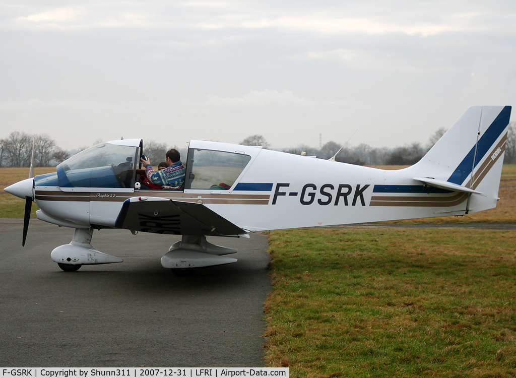 F-GSRK, Robin DR-400-120 Dauphin 2+2 C/N 2395, Arriving from a light flight