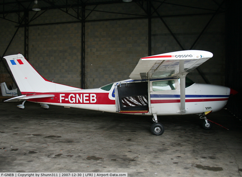 F-GNEB, Cessna U206F Stationair C/N U20603364, Inside airclub's hangard
