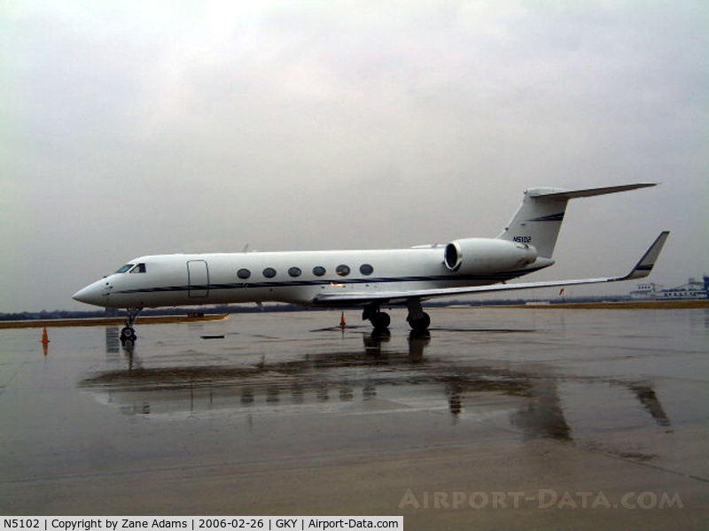 N5102, 1998 Gulfstream Aerospace G-V C/N 551, Rainy Day at the airport...