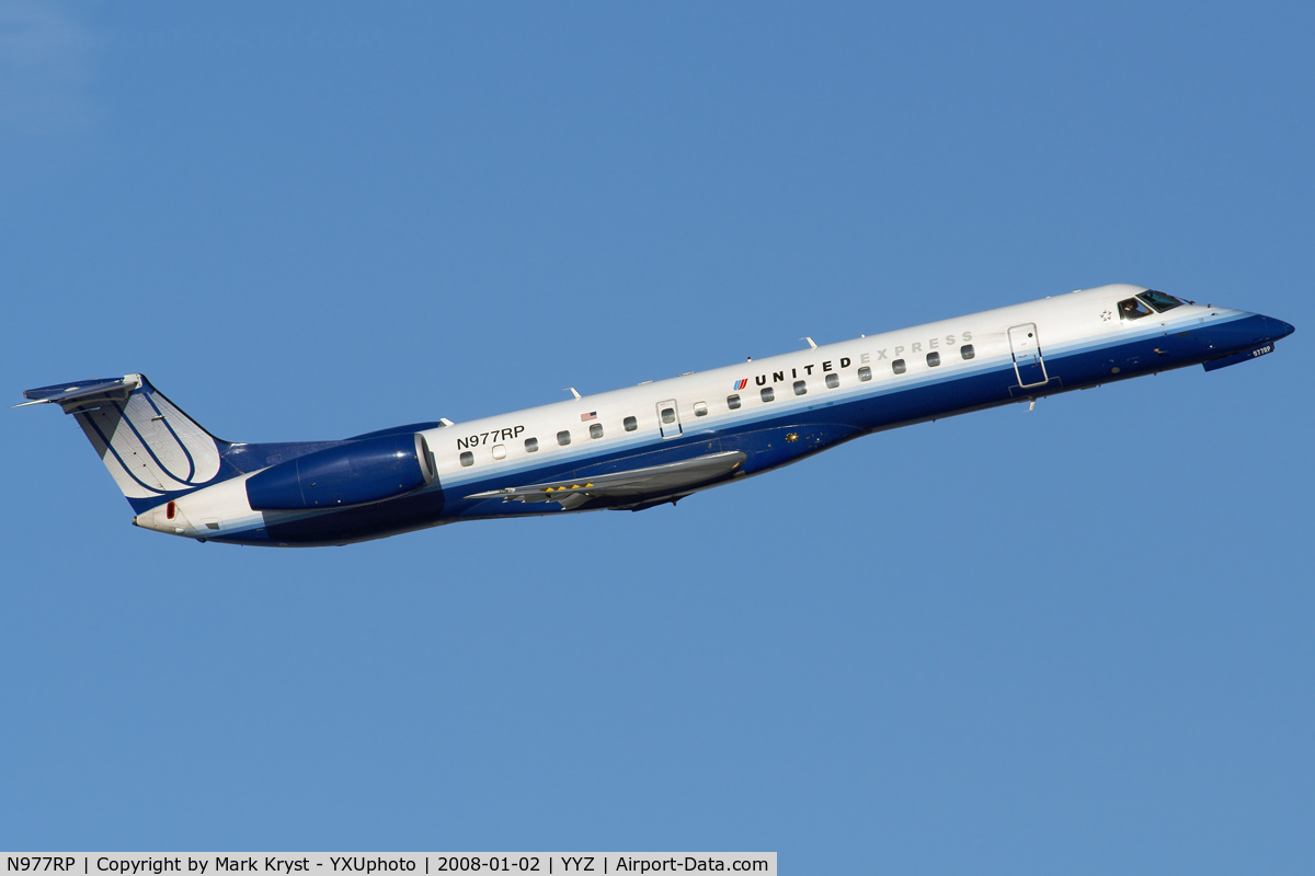 N977RP, 1999 Embraer ERJ-145LR (EMB-145LR) C/N 145185, Taking off from RWY06L.