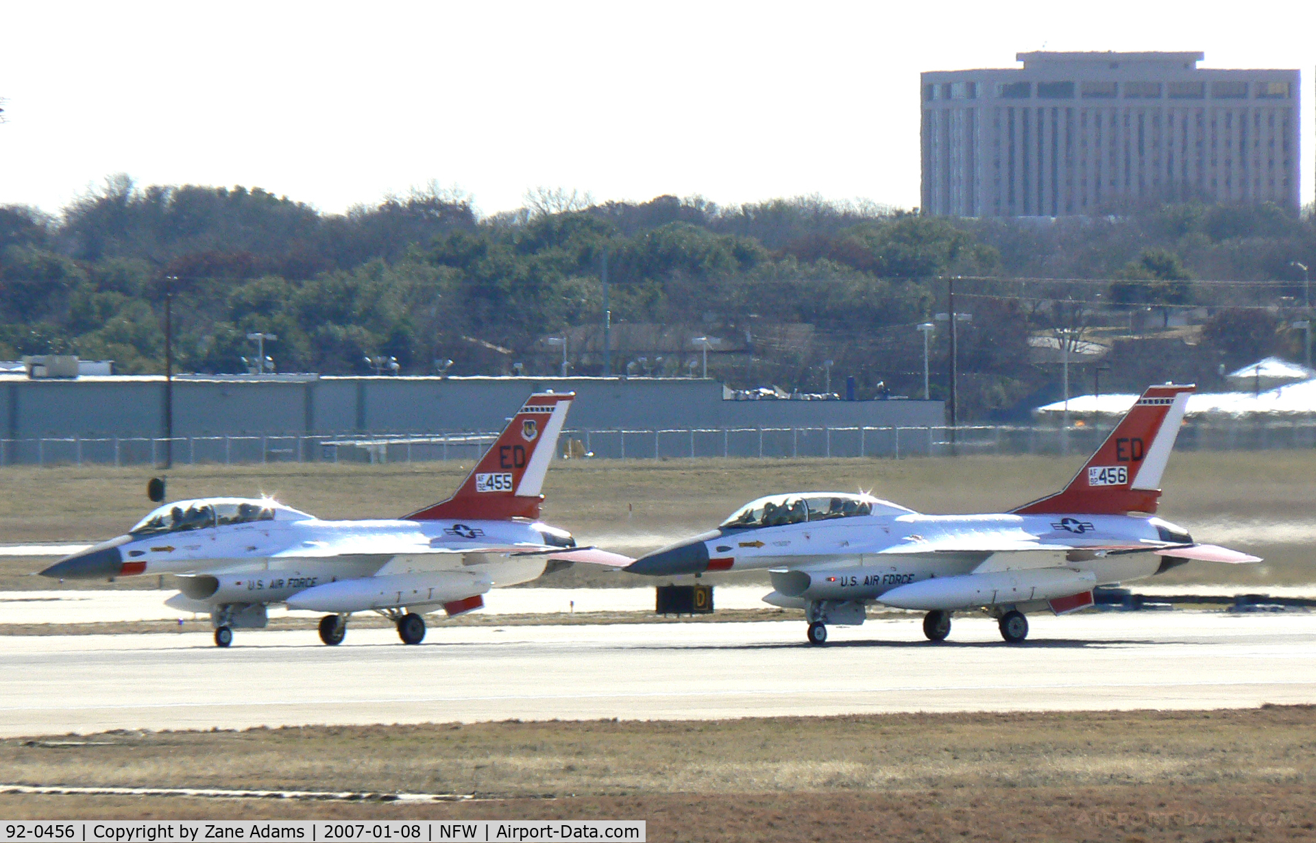 92-0456, 1992 Lockheed F-16B Fighting Falcon C/N DH-10, F-16 flight of two - Ready to launch!  456 on right