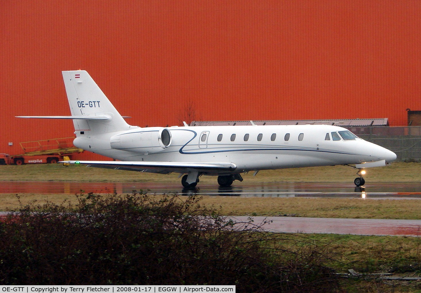 OE-GTT, 2007 Cessna 680 Citation Sovereign C/N 680-0153, Recently delivered Austrian Cessna Sovereign taxies out in pouring rain at Luton