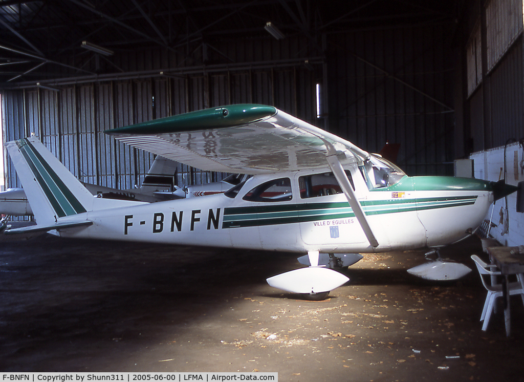 F-BNFN, Reims F172G Skyhawk C/N 0256, Inside the Airclub's hangar...