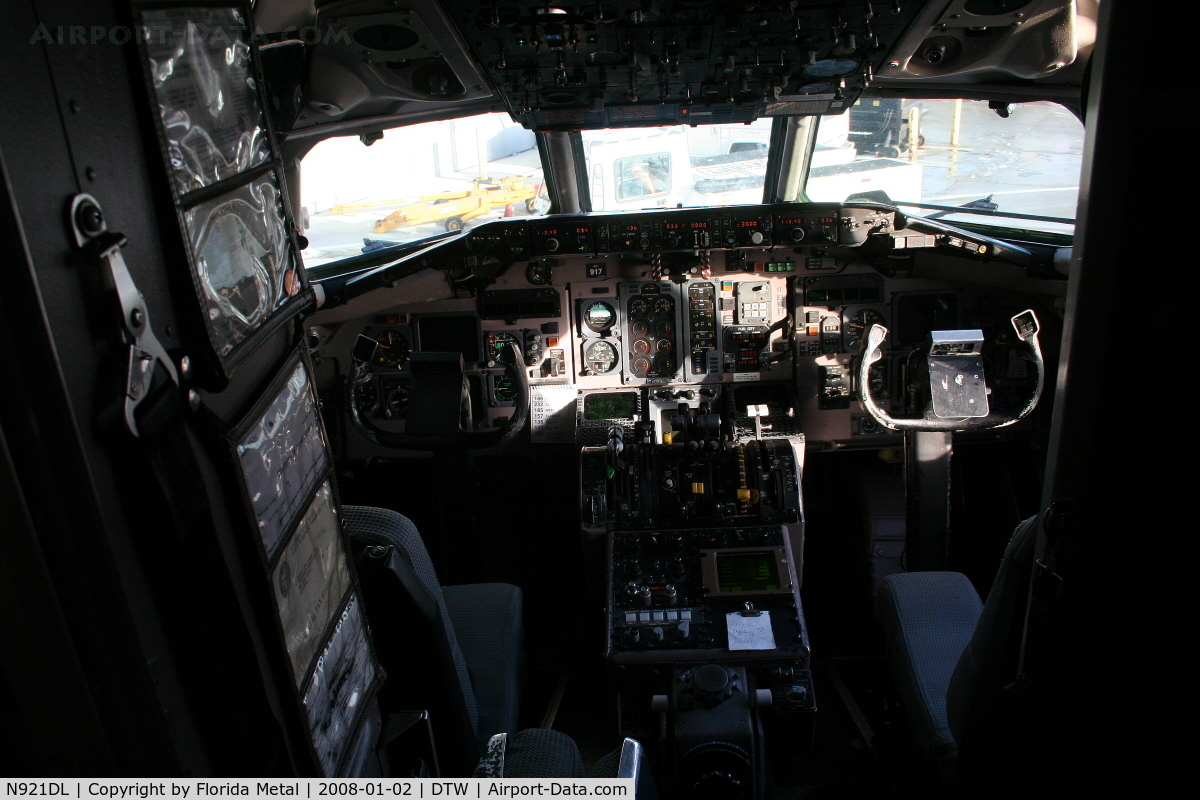 N921DL, 1988 McDonnell Douglas MD-88 C/N 49645, Delta MD-88 cockpit