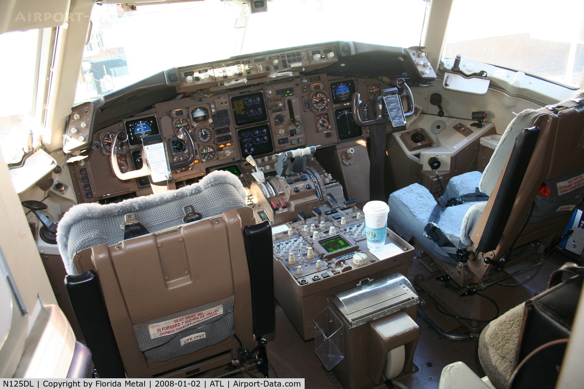 N125DL, 1988 Boeing 767-332 C/N 24075, Delta cockpit