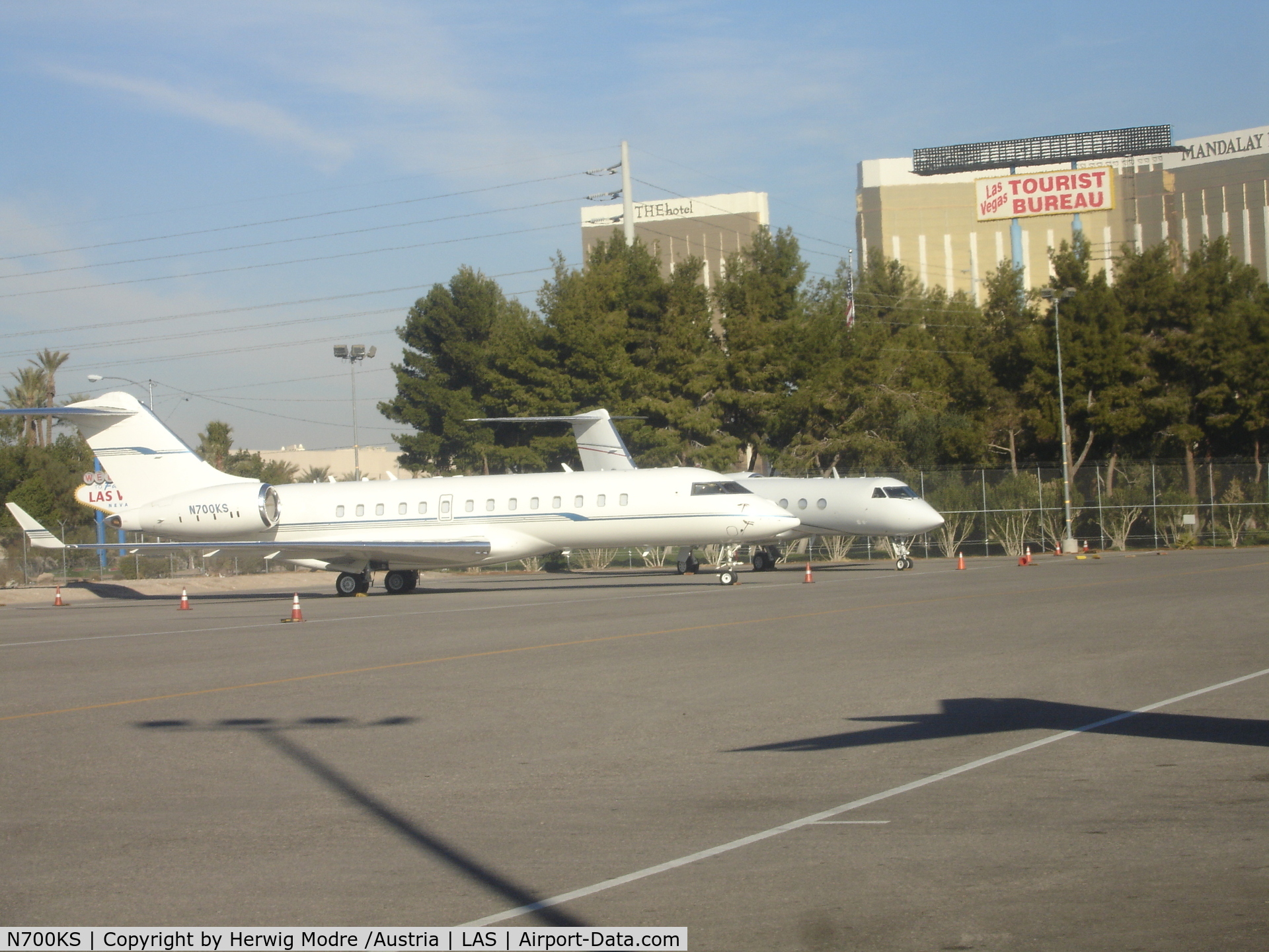 N700KS, 2002 Bombardier BD-700-1A10 Global Express C/N 9109, LAS Vegas Airport