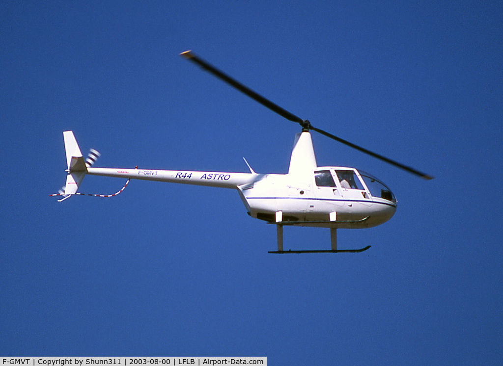 F-GMVT, Robinson R44 C/N 0453, Passing over the airport