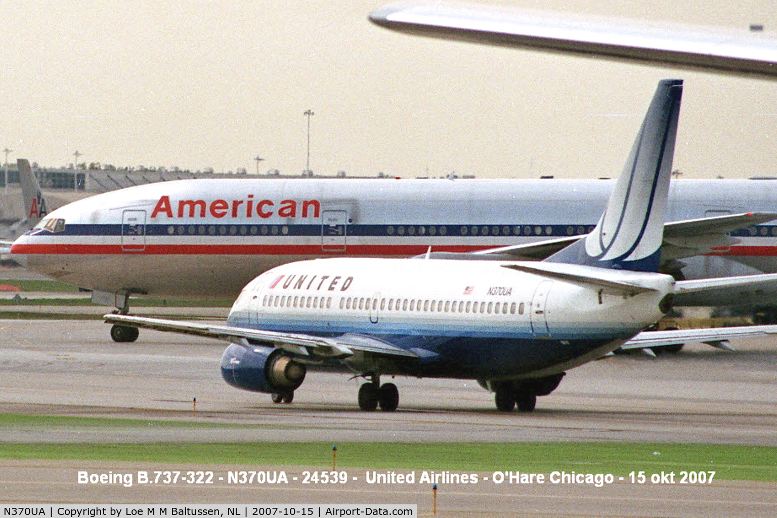 N370UA, 1989 Boeing 737-322 C/N 24539, Taxying alongside Terminal-2 Chicago O'Hare Int'l