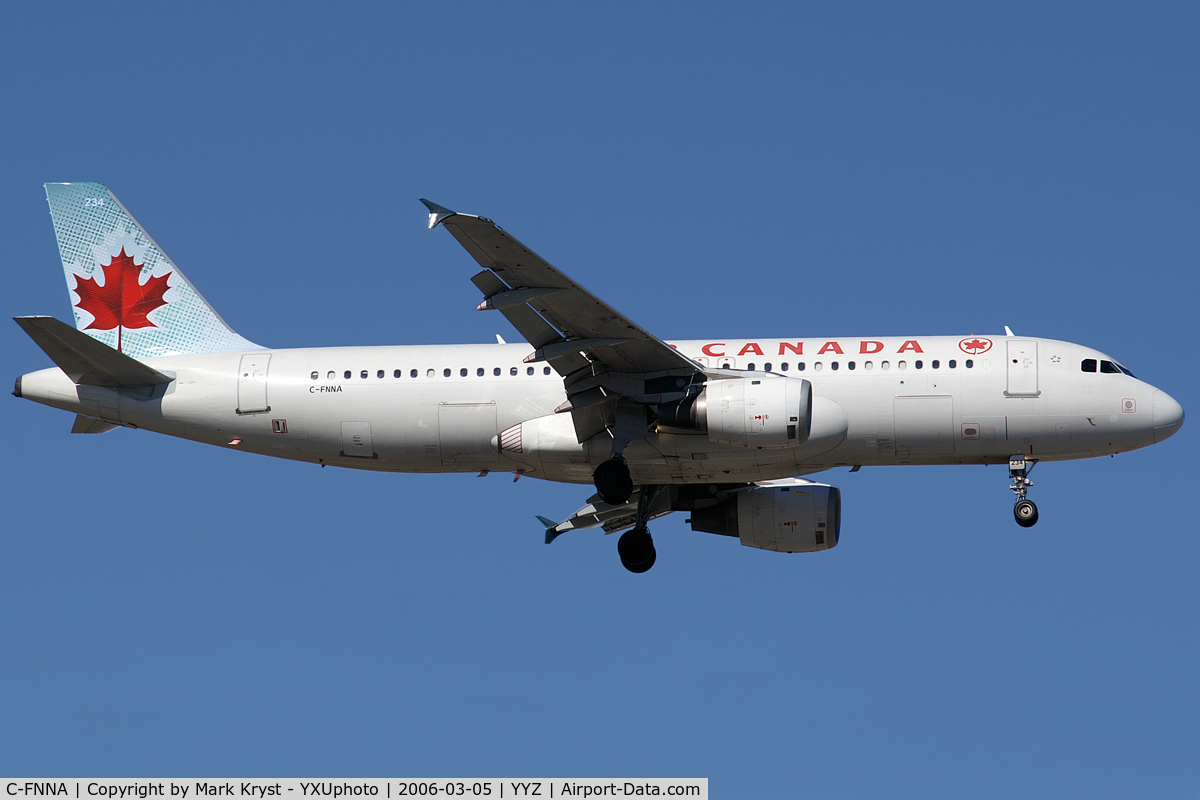 C-FNNA, 1992 Airbus A320-211 C/N 426, Final for RWY05.