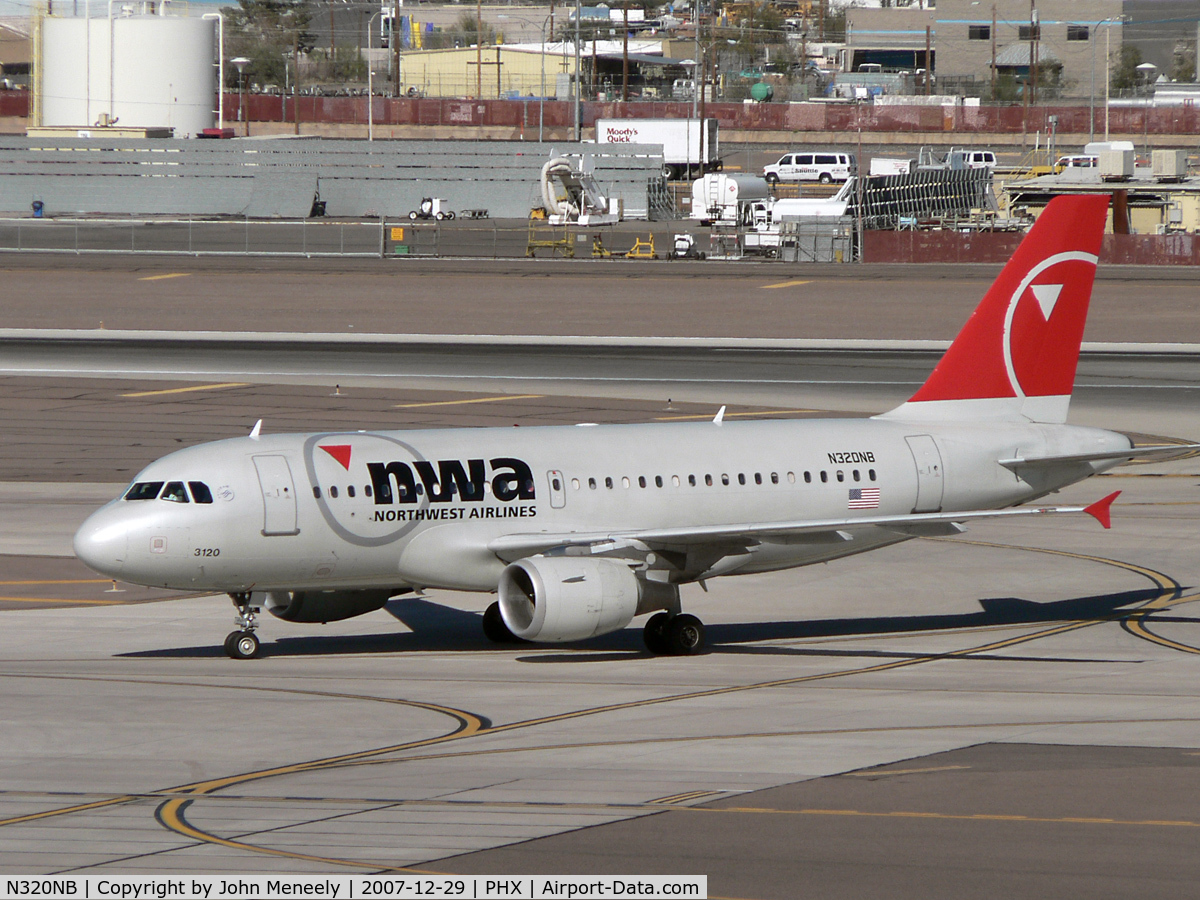 N320NB, 2000 Airbus A319-114 C/N 1392, Lunchtime arrival at PHX's Terminal 3