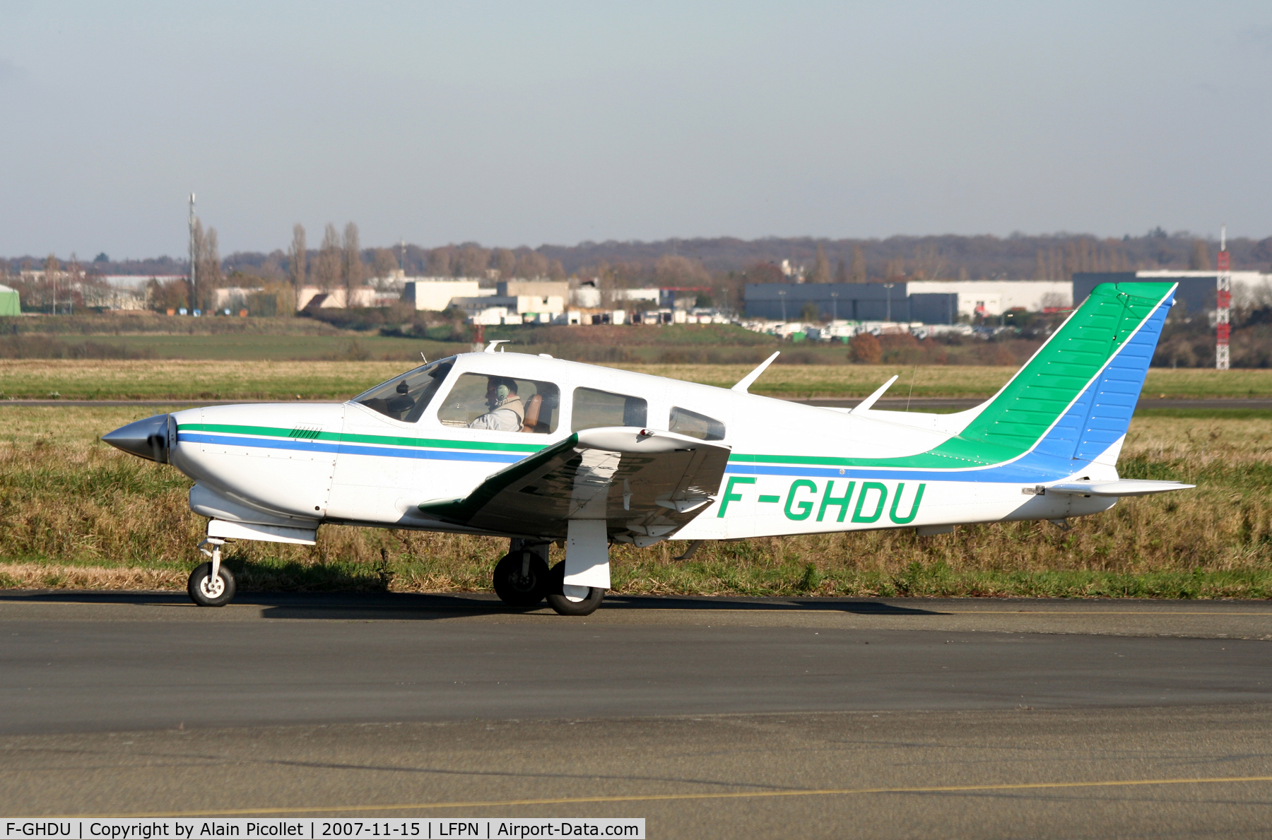 F-GHDU, Piper PA-28R-201T Cherokee Arrow III C/N 28R7703233, taxiing