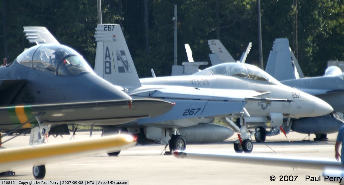 166813, Boeing F/A-18F Super Hornet C/N F186, Nestled into the parking area