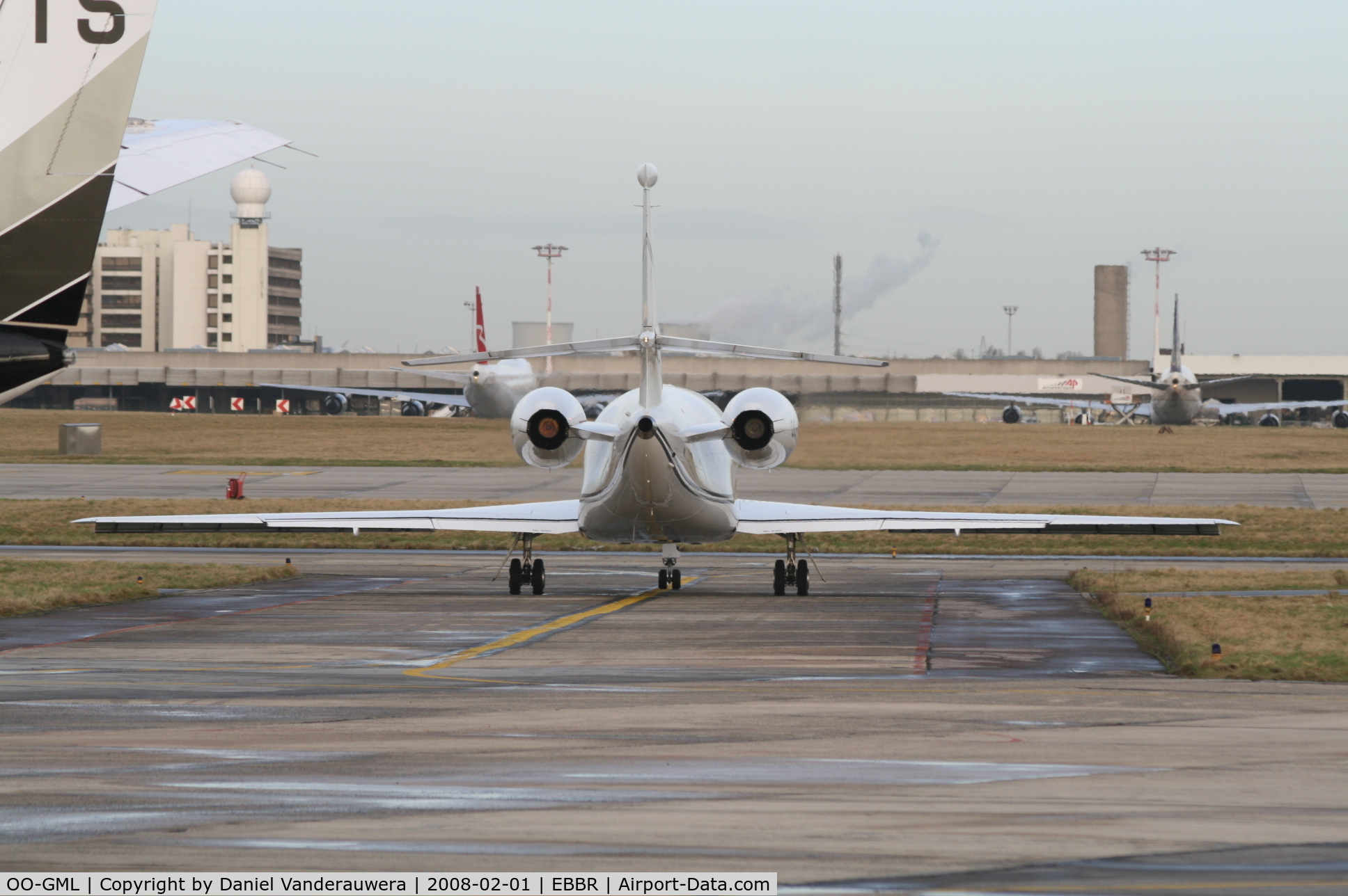 OO-GML, 2005 Dassault Falcon 2000EX C/N 75, manoeuvring to leave G.A. apron