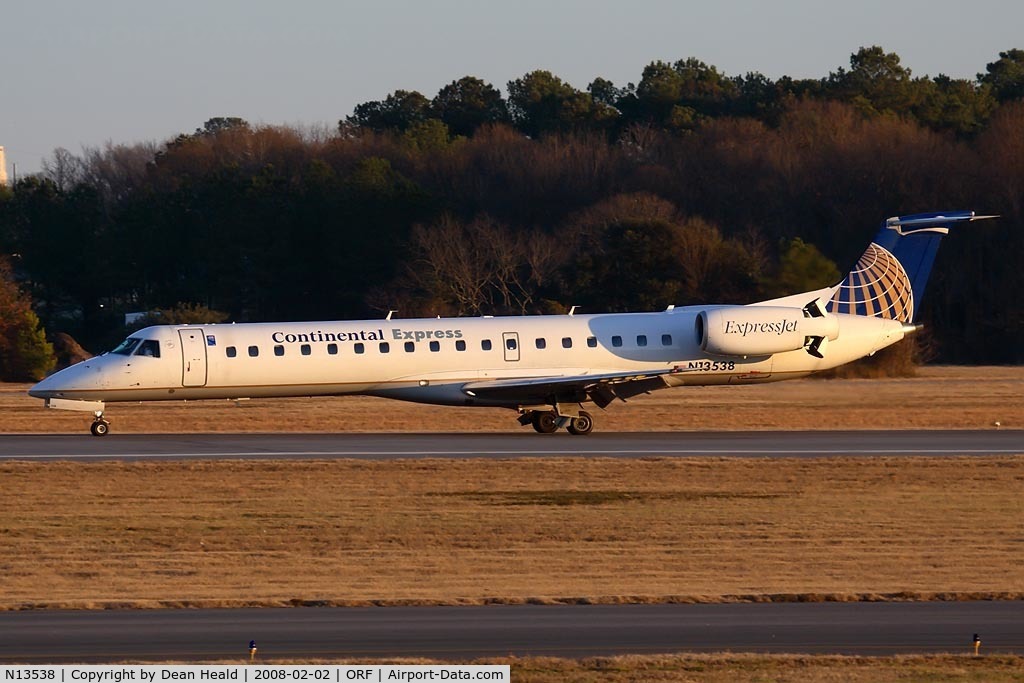 N13538, 2001 Embraer ERJ-145LR (EMB-145LR) C/N 145527, Continental Express (Operated by ExpressJet) N13538 (FLT BTA2987) from Newark Liberty Int'l (KEWR) rolling out on RWY 5.