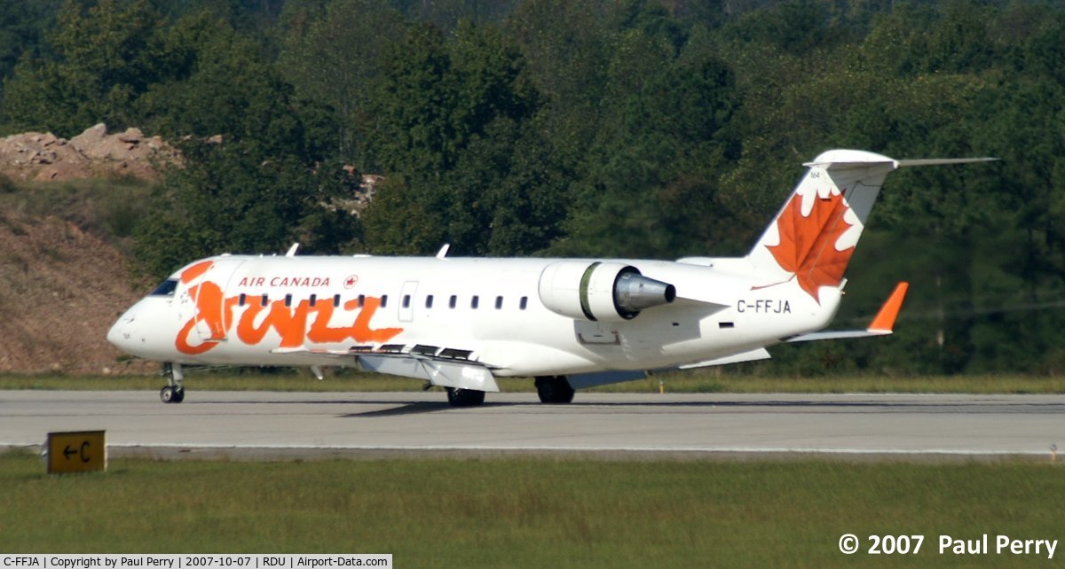 C-FFJA, 2004 Canadair CRJ-200LR (CL-600-2B19) C/N 7985, Nice touch, the inner surface of the winglets are color-matched
