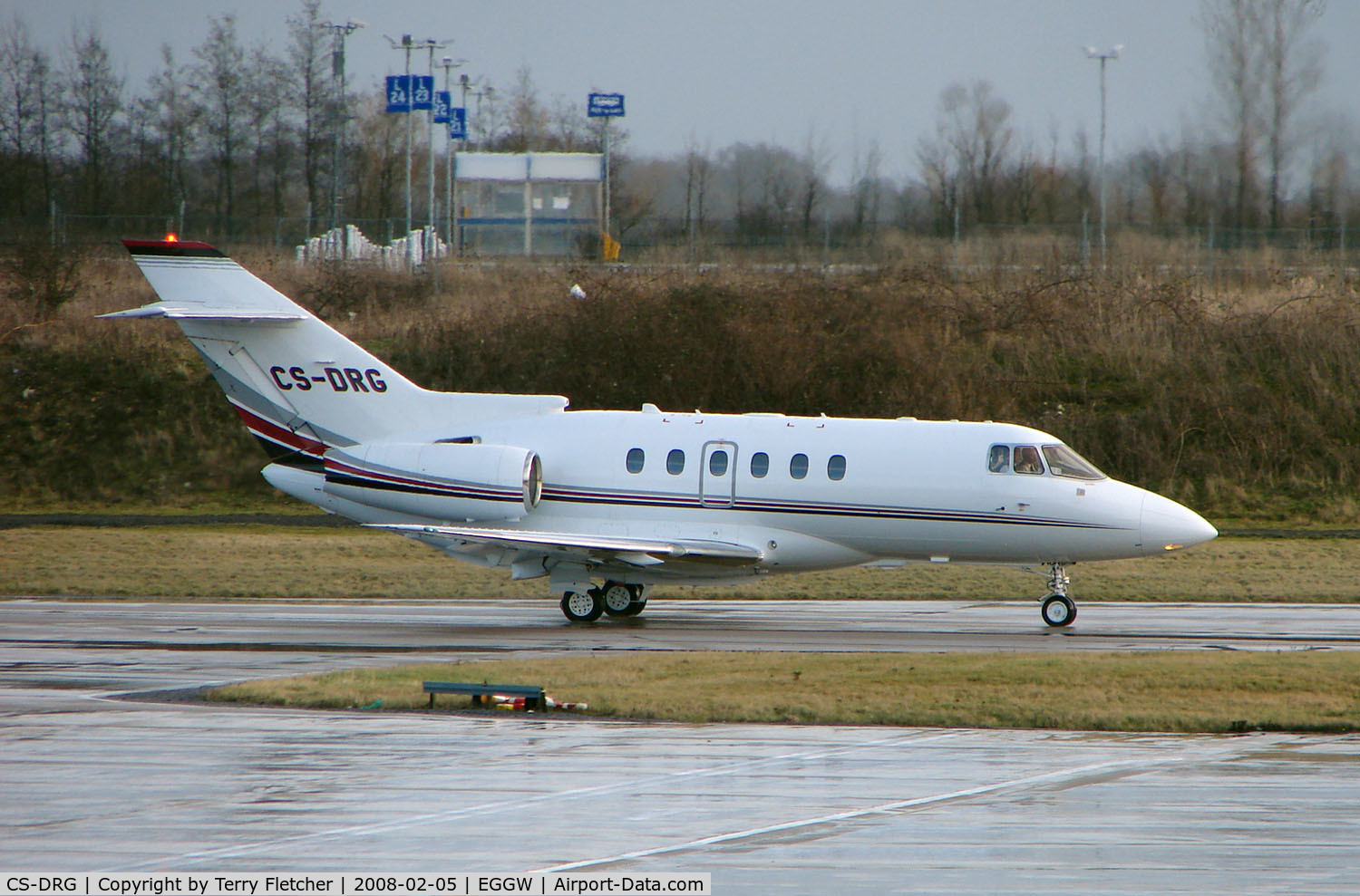CS-DRG, 2005 Raytheon Hawker 800XP C/N 258741, Netjets Hawker 800XP taxies out at Luton in Feb 2008