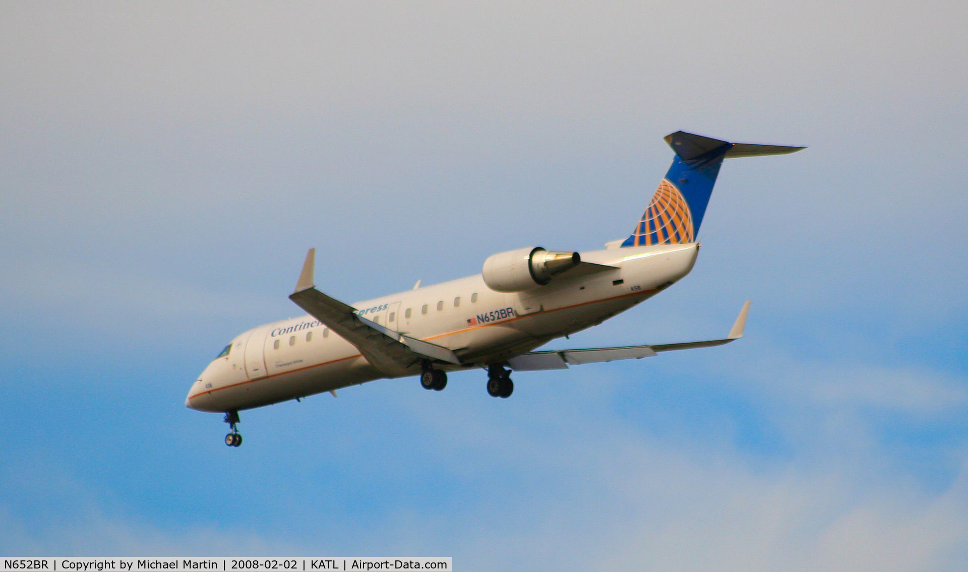 N652BR, 2000 Bombardier CRJ-200ER (CL-600-2B19) C/N 7429, Over the numbers of 26R