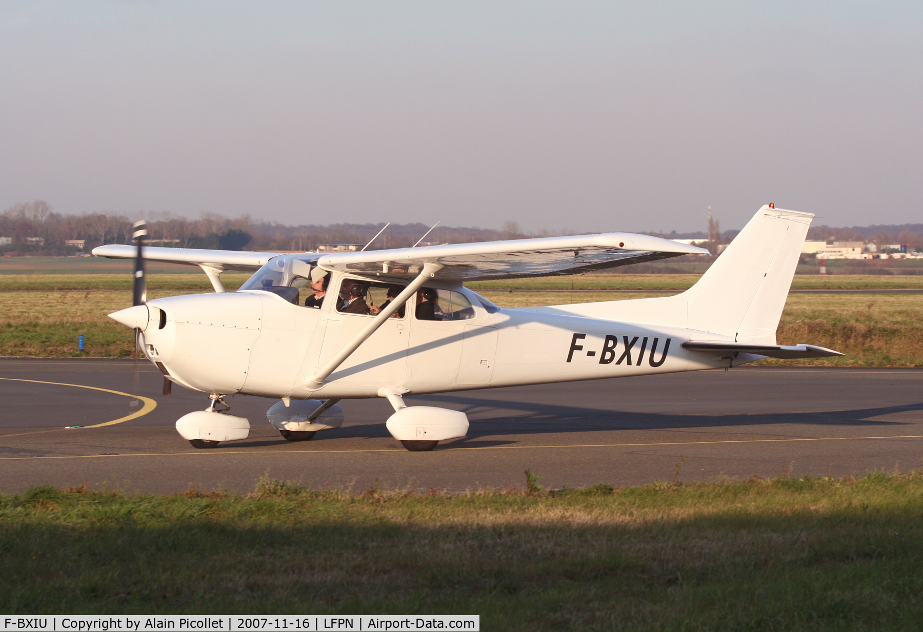 F-BXIU, Reims F172M Skyhawk Skyhawk C/N 1351, on the taxi-way