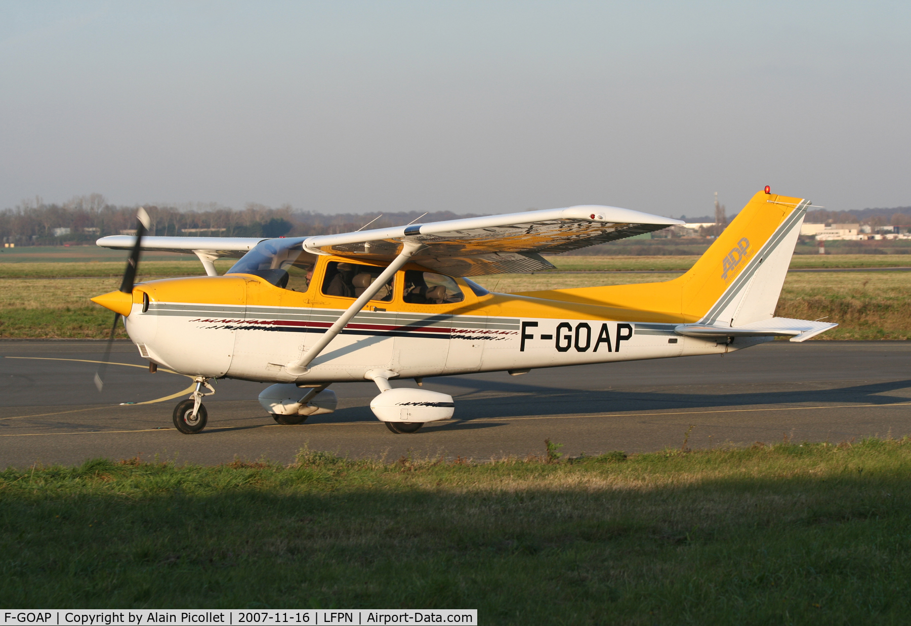 F-GOAP, 1998 Cessna 172R C/N 17280423, on runway