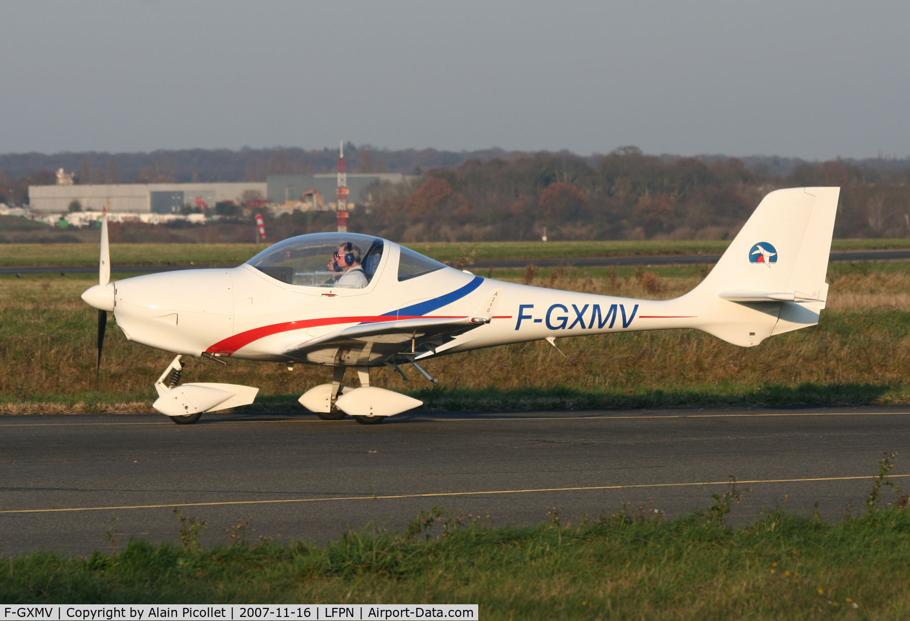 F-GXMV, Aquila A210 (AT01) C/N AT01-126, taxing on the runway