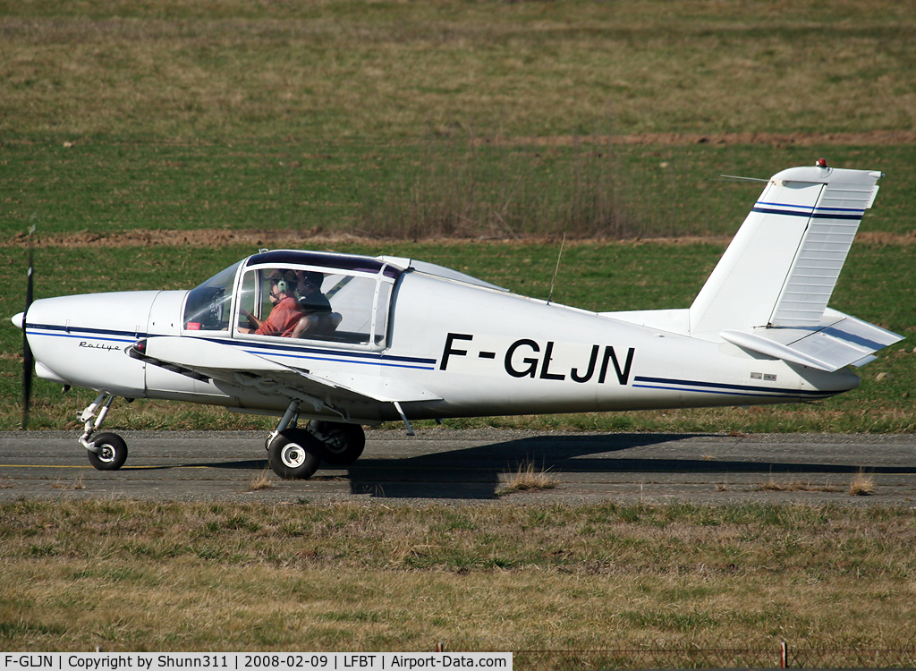 F-GLJN, Socata MS-880B Rallye Club C/N 2427, Taxiing from light aviation apron to rwy 02 for take off