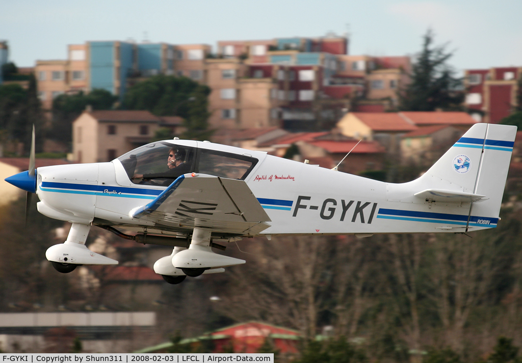 F-GYKI, Robin DR-400-140B Major C/N 2552, Go around over the airfield this day... Named 'Spirit of Lasbordes'