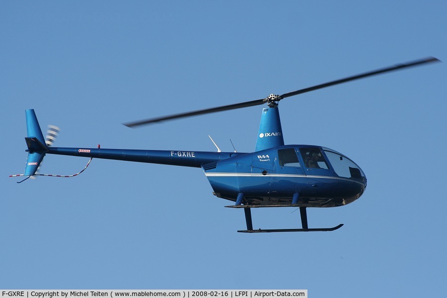 F-GXRE, Robinson R44 C/N 1301, Ixair helicopter lands at Issy