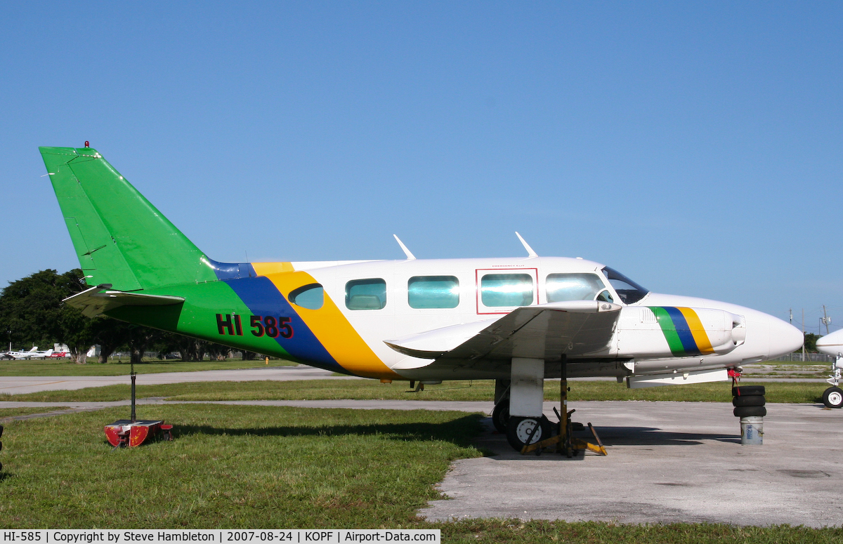 HI-585, 1970 Piper PA-31 C/N 31-850, Awaiting front undercarriage and propellors