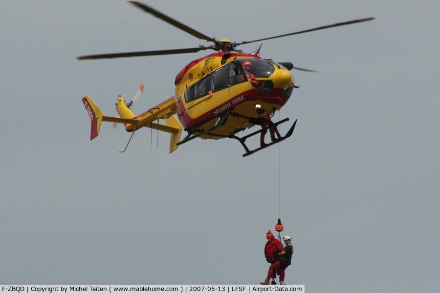 F-ZBQD, 2005 Eurocopter-Kawasaki EC-145 (BK-117C-2) C/N 9060, Securite Civile making a rescue demo during the airshow