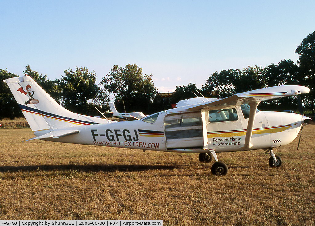 F-GFGJ, 1977 Cessna U-206G C/N U206-04302, Parked in this small grass airfield