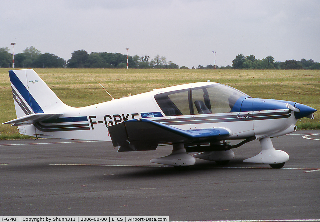 F-GPKF, Robin DR-400-140B Major C/N 2385, Waiting a new light flight