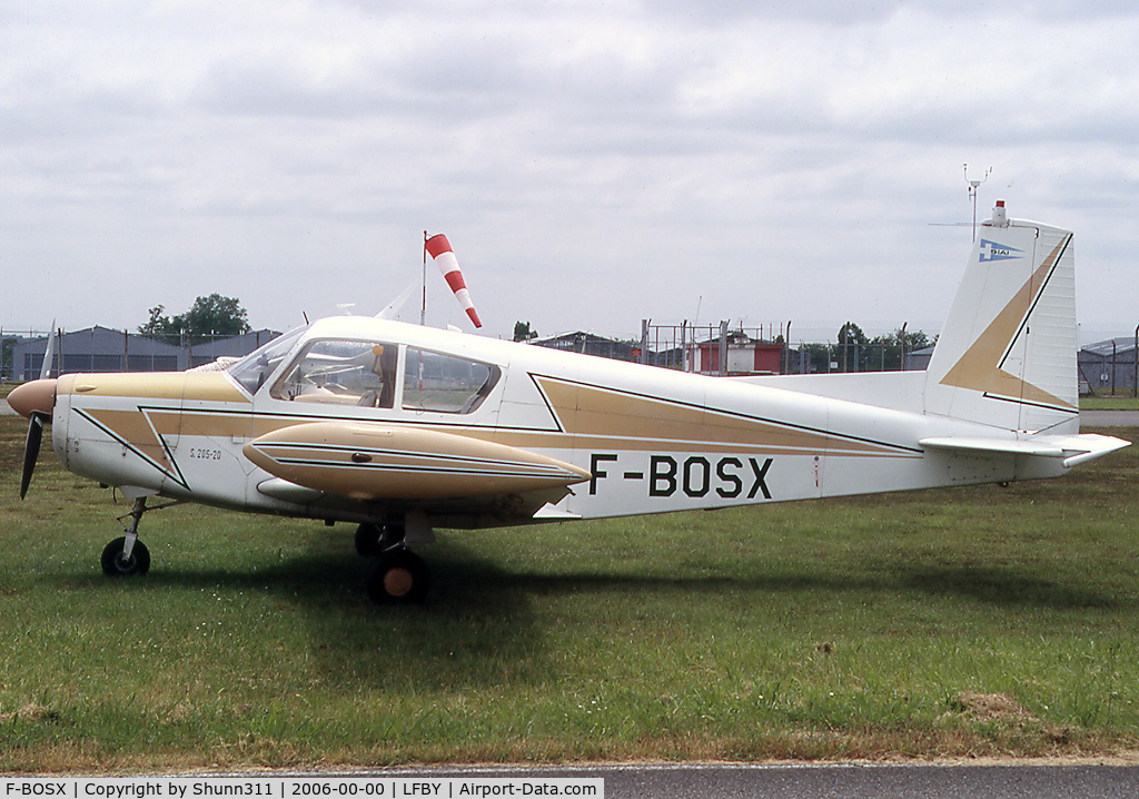 F-BOSX, SIAI-Marchetti S-205-20R C/N 376, Parked in the grass...