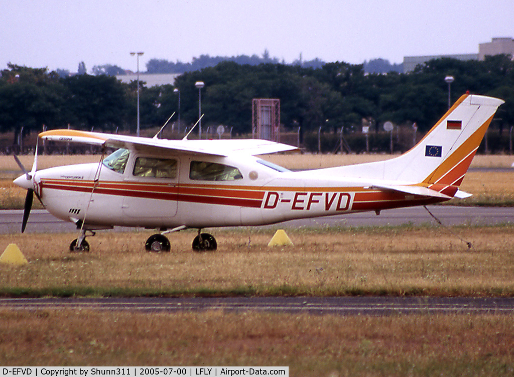 D-EFVD, Cessna T210M Turbo Centurion C/N 21062650, Parked in the grass...